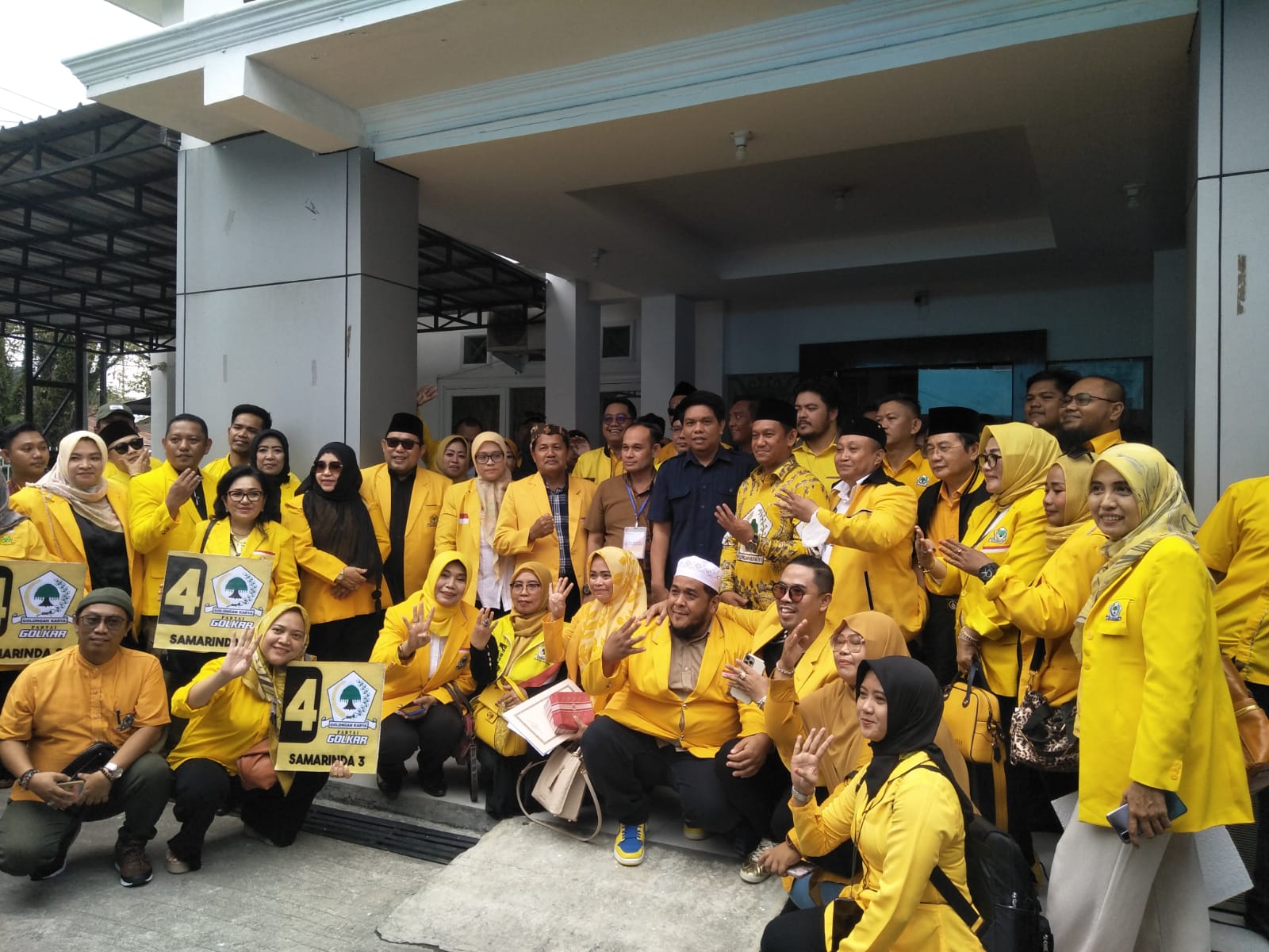 Rombongan Partai Golkar Samarinda saat mendaftarkan calegnya ke KPU Samarinda.